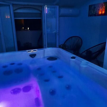 Maison Avec Jacuzzi Saint-Mitre-les-Remparts Exteriér fotografie