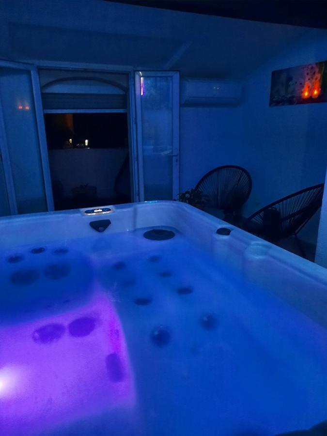 Maison Avec Jacuzzi Saint-Mitre-les-Remparts Exteriér fotografie